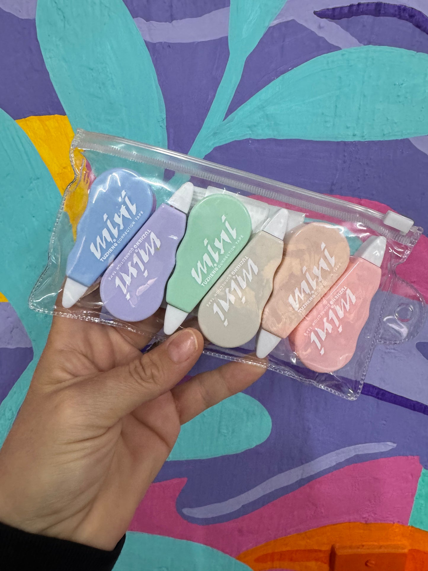 Corrector en Cinta – Precisión y Estilo en Tonos Pastel ✨🖊️